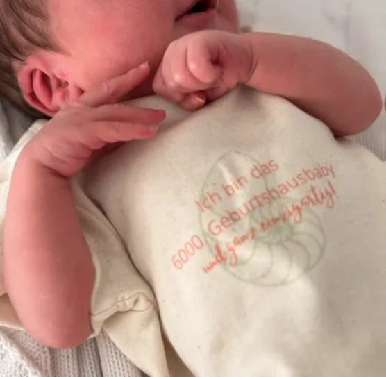 Für das 6000. Baby im Geburtshaus gab es einen ganz besonderen Strampler. Das 6000. Baby im Geburtshaus trägt einen Strampler mit der Aufschrift «Ich bin das 6000. Geburtshausbaby und ganz einzigartig».